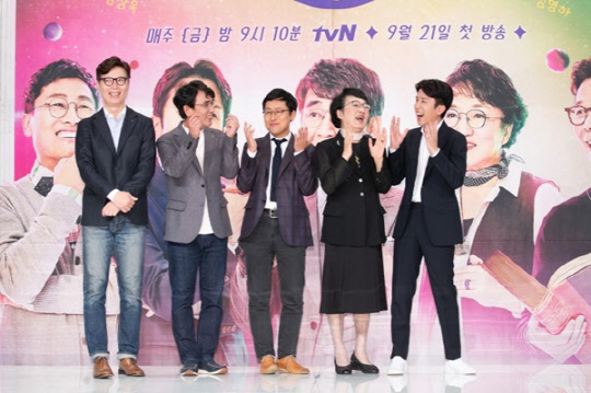 tvN '알쓸신잡3' 출연진 김영하(왼쪽부터), 유시민, 김상욱, 김진애, 유희열 등이 20일 서울 영등포 타임스퀘어 아모리스홀에서 열린 제작발표회에 참석해 포즈를 취하고 있다. <CJENM 제공>